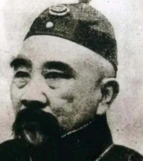 北洋军阀都是三妻四妾，身边女人成群的，其中张勋最为好色，他还有一个怪癖，就是要趴