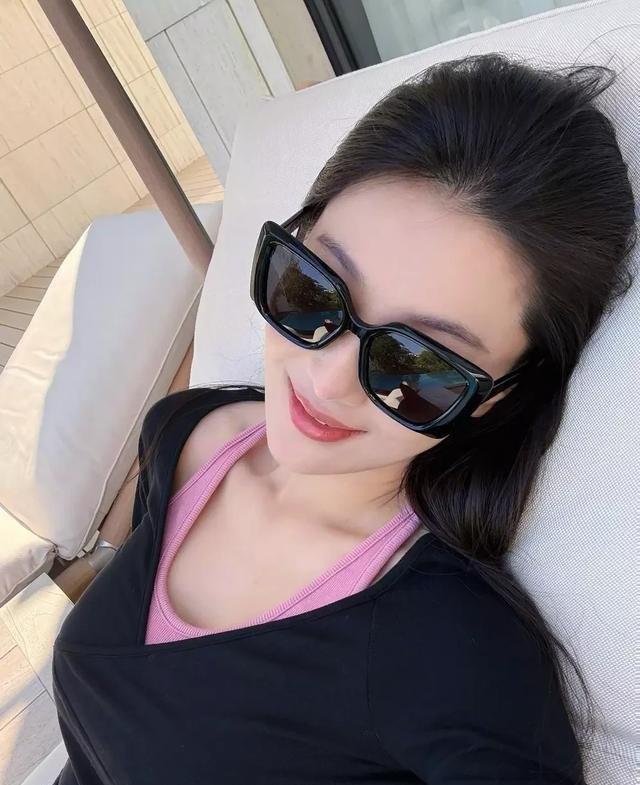 39岁张馨予晒蜂腰蜜臀写真美翻网友，她却自曝好身材全是饿出来的，为上镜伤身体值不值得大家吵翻了​