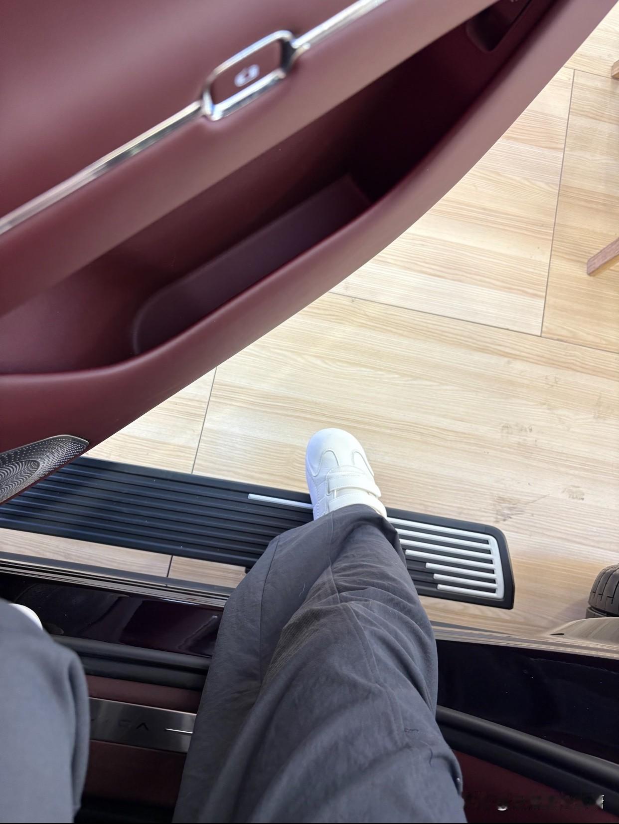 单位同事家里有老人小孩，选车时上下车方不方便是他特别看重的点。岚图泰山的踏板