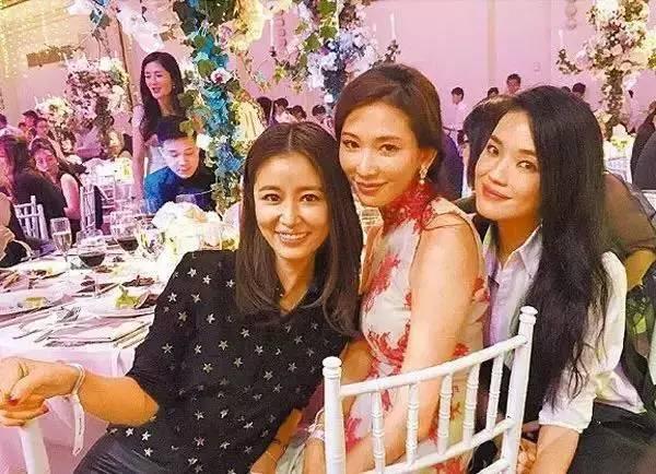 舒淇和美女明星合影，物以类聚人以群分，她自己也是美女一枚。