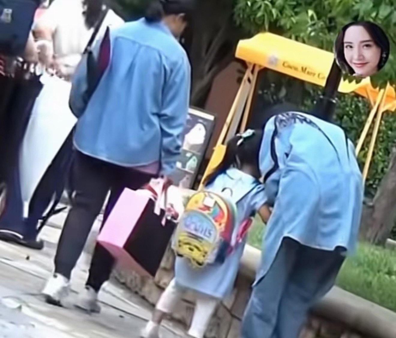 唐艺昕女儿接唐艺昕回家好有爱啊，内娱最强真夫妻来了，小妹妹好幸福🥰