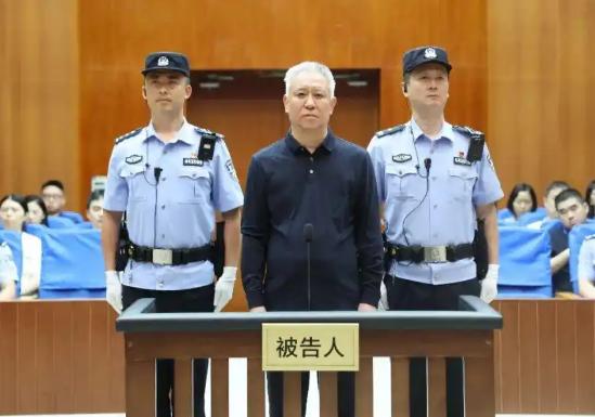 许家印没判死刑，判无期有说法，两儿子都已被抓，前妻丁玉梅逃往国外，有钱也花不了。