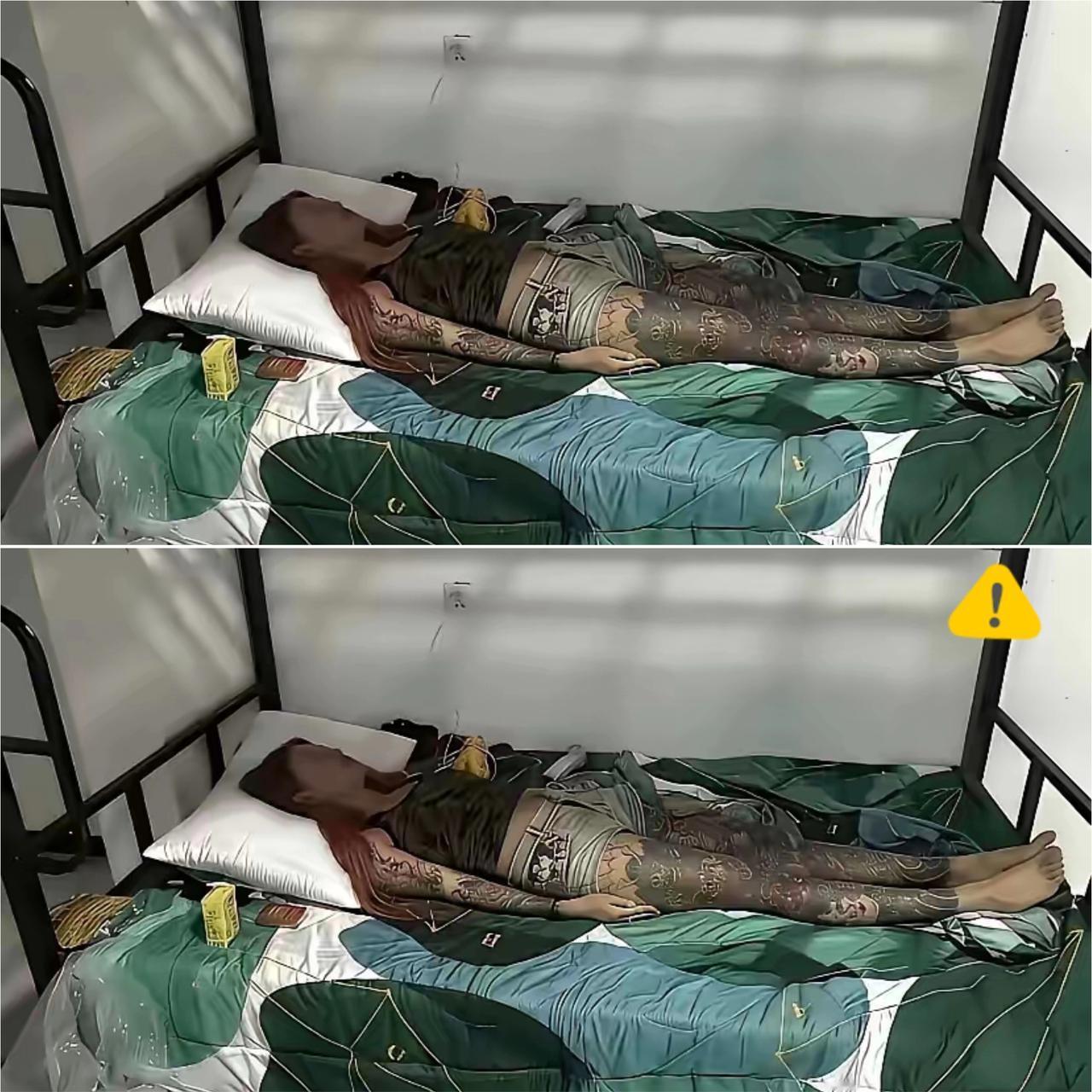 图片中,一位全身布满纹身的女性正躺在一张双层床的下铺休息,阳光透过铁架床的缝隙