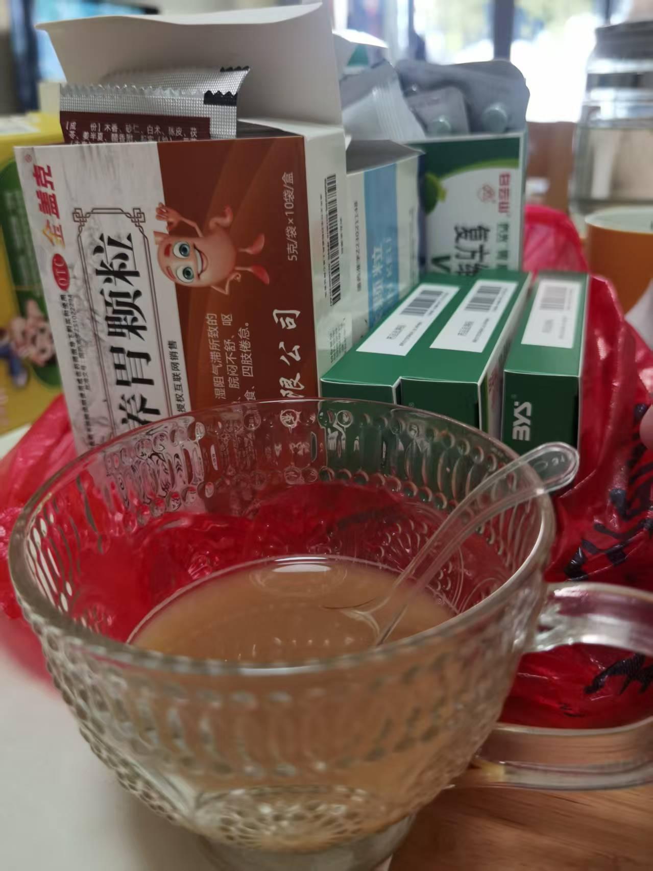 私人诊所还真是赚钱！小孩发烧去看一下，灌肠2天，开了三天的药，花了260。然