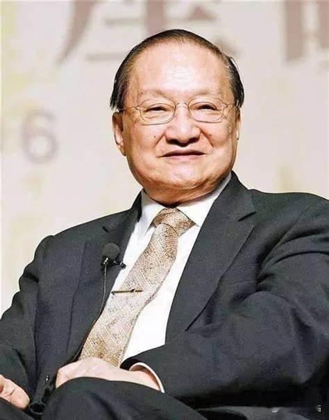 1931年，徐志摩坠机身亡，查家只派了7岁的金庸作为代表去参加葬礼，虽然是葬礼，