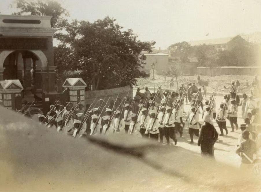 这是英国人拍摄的1900年八国联军攻占天津的老照片1900年6月，八国联军攻陷