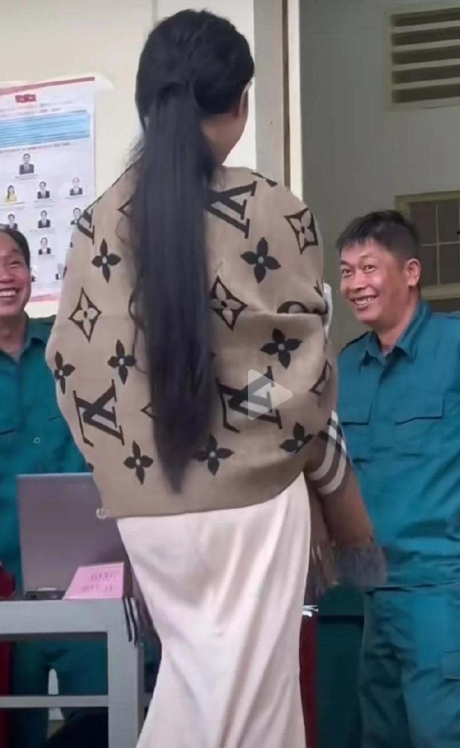 2025年泰国征兵已经开始，因为与众不同，所以总是那么受人瞩目！图中这个姑娘