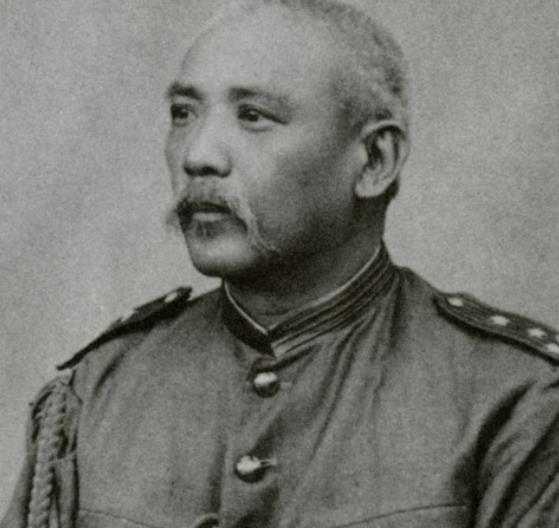 1914年，袁世凯头疼久治不愈，洋医束手无策，哪知中医黄石屏拿出一尺多长的金针，