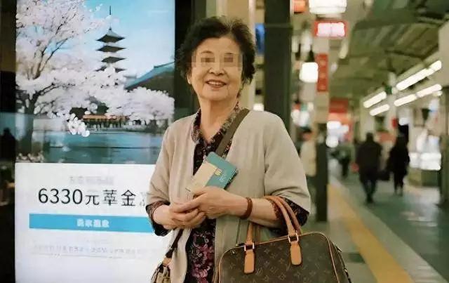 倾家荡产去美国，得绝症回国蹭医保，这事儿听起来就很魔幻。像林雅芝，为了儿子赴美深