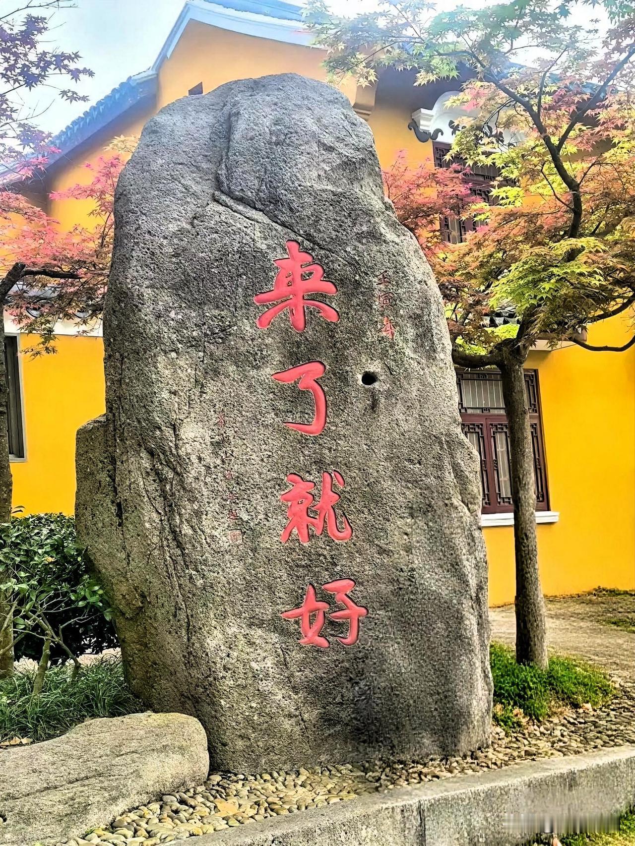 《百年孤独》里最经典的一句话：“人生的本质，就是一个人活着。不要对别人心存太多