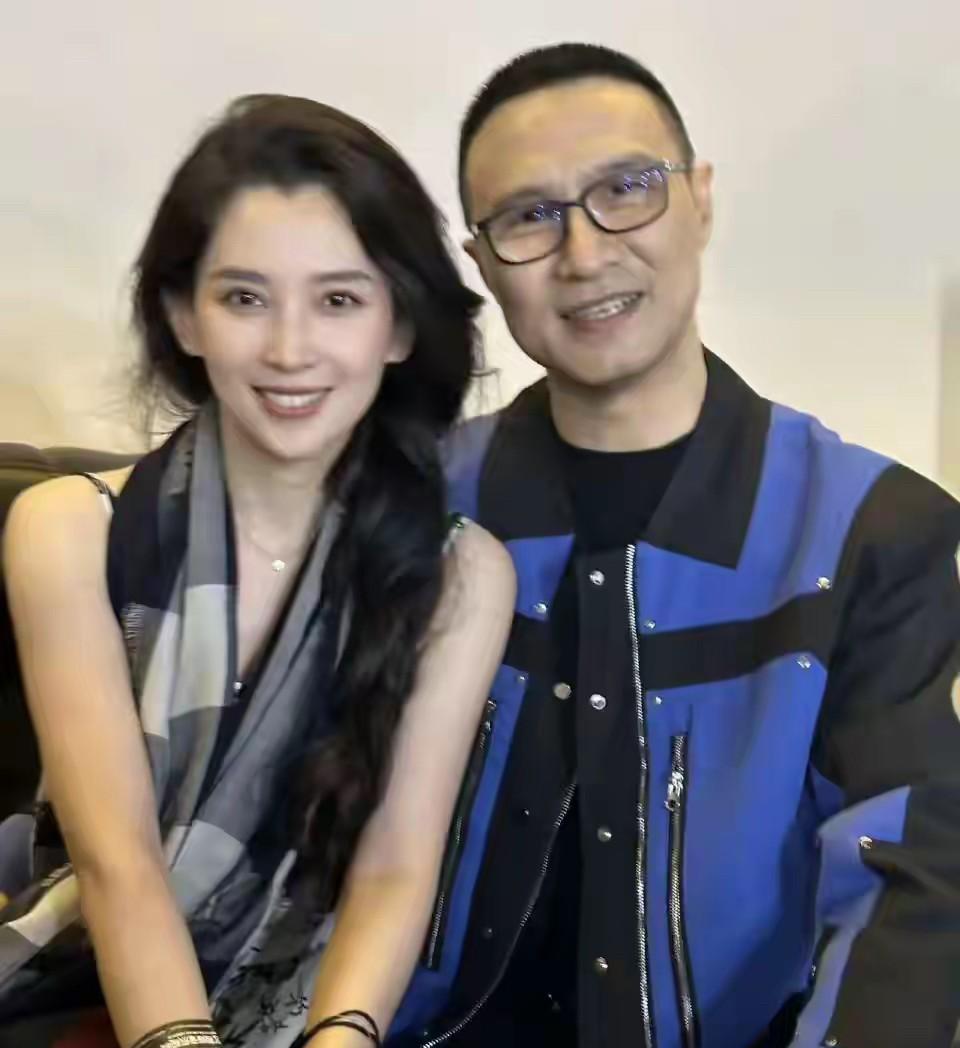 果真，女人还是要哄的！汪峰这小老头应该是深谙此道吧！这不，小北又乖乖依偎到怀