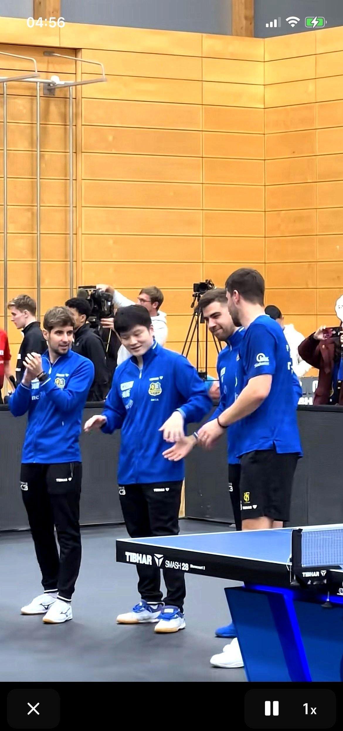 德国主场，一万名观众齐声高喊：“樊振东！”声浪盖过了本土选手的名字。这不是