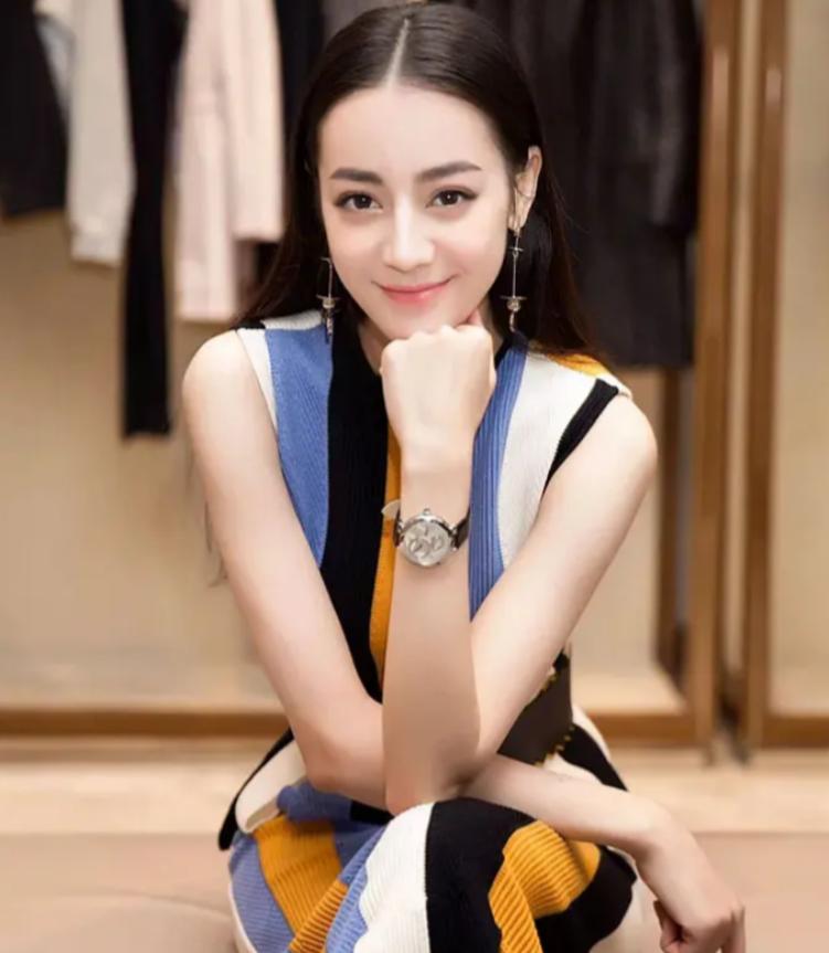 迪丽热巴住了15年酒店，主持人好奇:“你为什么不买房？”迪丽热巴的回答让主持人无