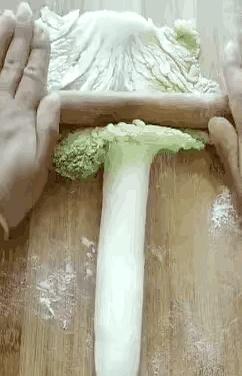 最近在网上看到一张图，一片平平无奇的菜叶子愣是成了主角，让好多人围着它琢磨半天。