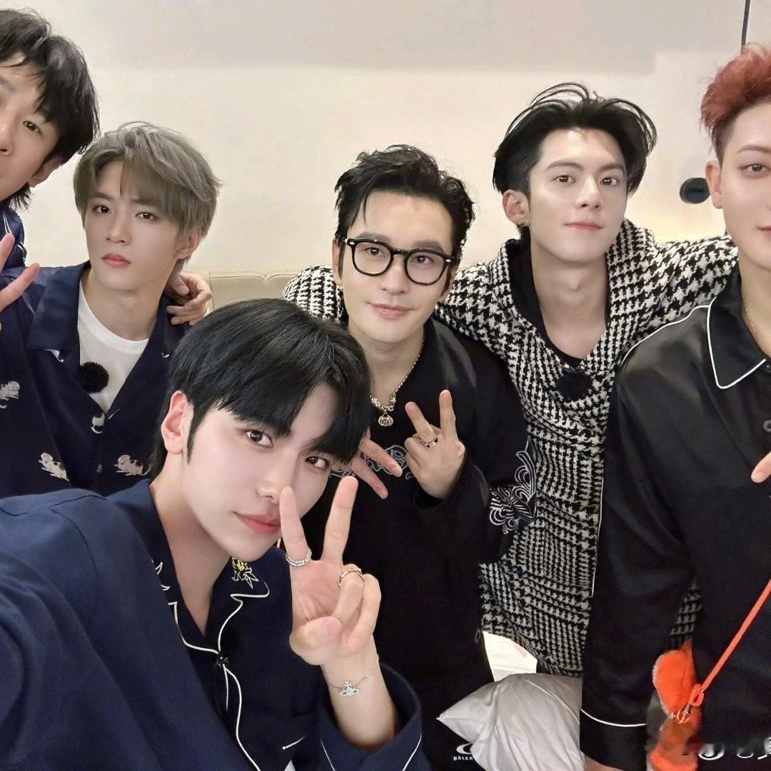 黄晓明官宣成团晒合照！宇宙爆闪团来袭，画风鲜活超吸睛圈内又添新团，黄晓明高