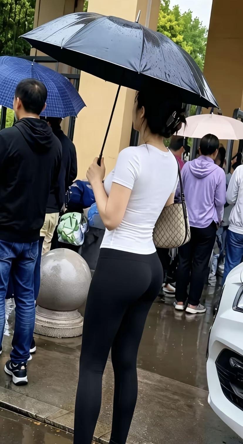 女生怎么穿紧身裤才好看这位女士如果是我孩子的家长该多好…