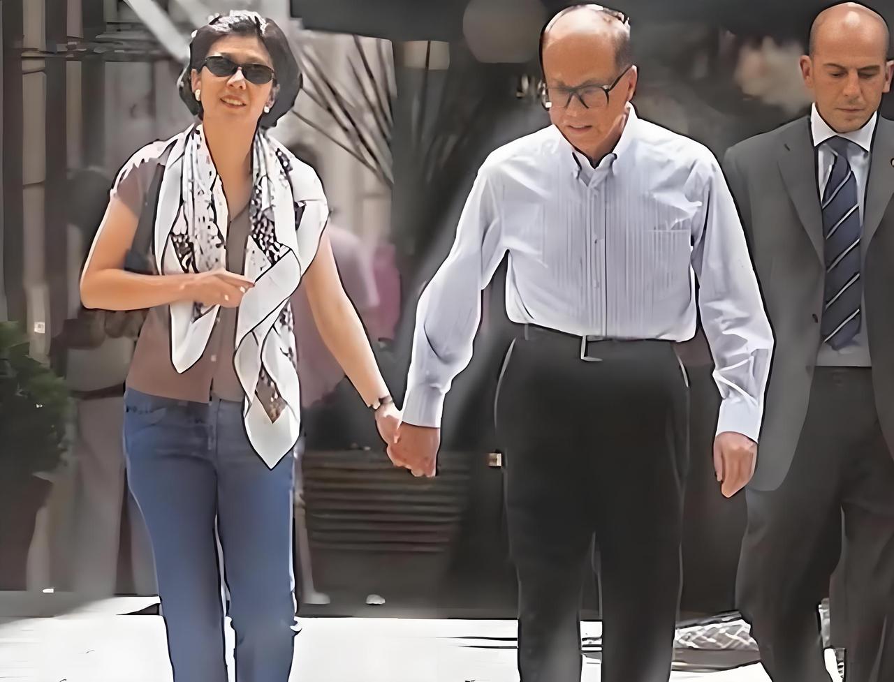 难道李嘉诚又嗅到了什么，直接卖掉100%股份，套现约1100亿。不得不承认李