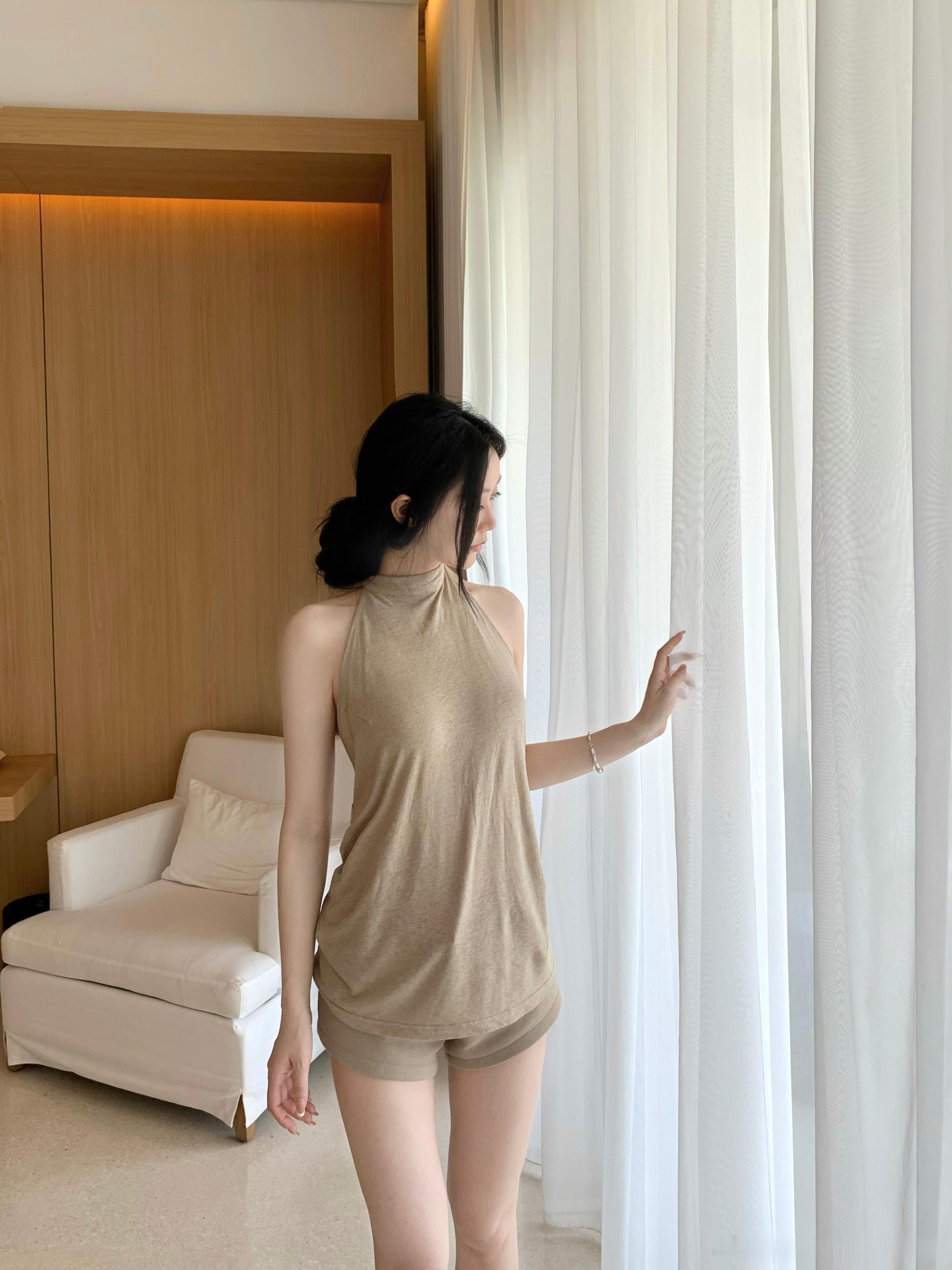 非常好穿的一件小上衣属于又休闲又精致的类型浅卡其的色调超显气质面料是竹节纹理的亚