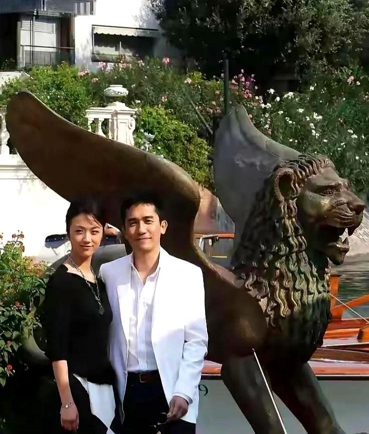 《色戒》的拍摄，梁朝伟和汤唯也是拼了命。导演李安要求他们戏外同居三个月，才让