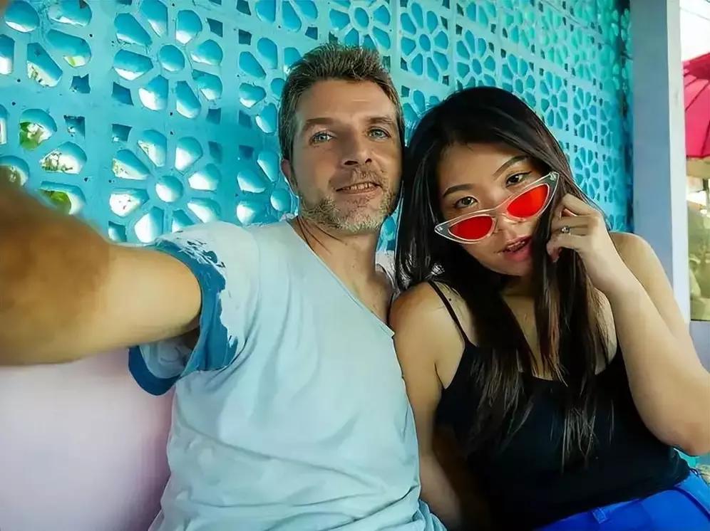 中国女孩李柯琳为白人男友捐肾，结果7个月后被拉黑，这事儿真让人唏嘘。男友克里斯患