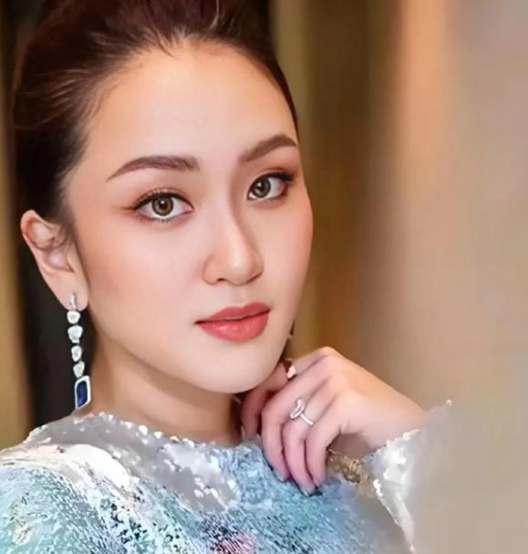 一张反对票都没有。354票赞成，15票弃权。泰国为泰党就这么选出了新老大。这