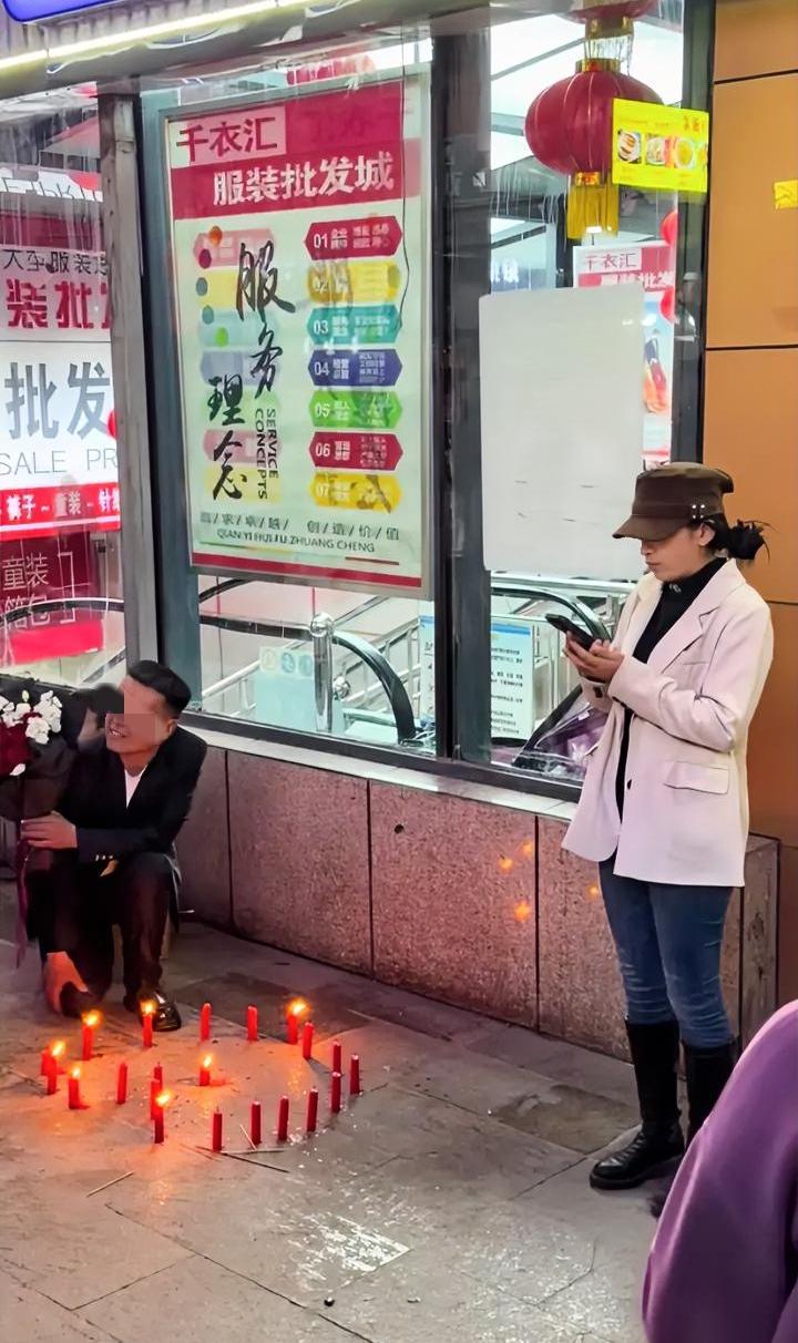 这多尴尬，求婚现场男子跪到腿软，女子就在一边站着玩手机。明眼人一看就知道没戏，