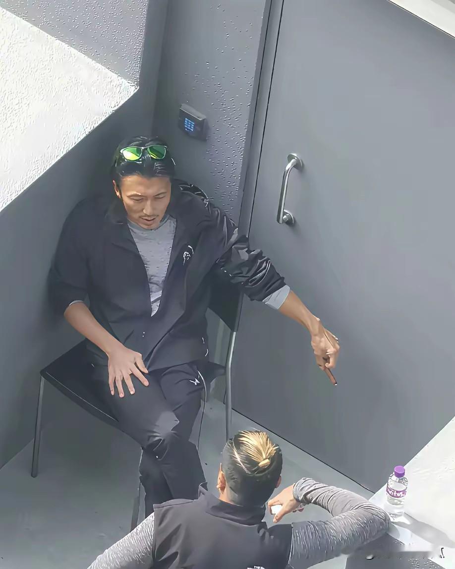 这照片，估计谢霆锋出再多钱也想删除吧？[捂脸哭][捂脸哭]