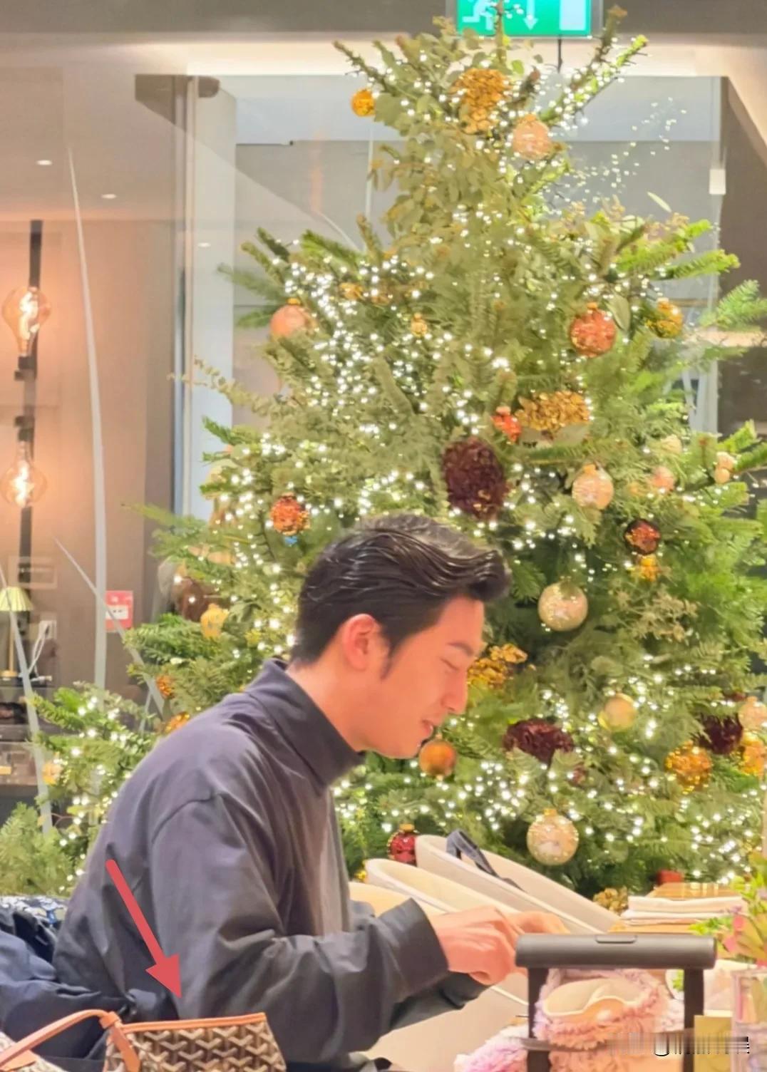 窦骁和老婆何超莲，现身伦敦度圣诞假日。网友在伦敦一间餐厅偶遇小夫妻俩。窦骁穿着