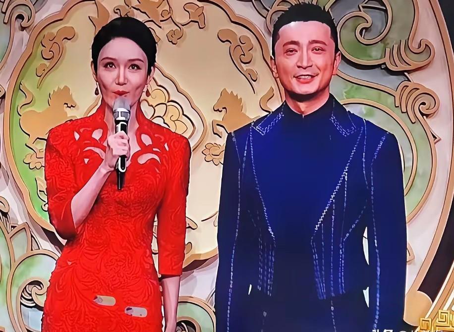 就因为她眼睛往上看，被喷上热搜了。春晚舞台上，主持人龙洋被细心的网友发现，她的