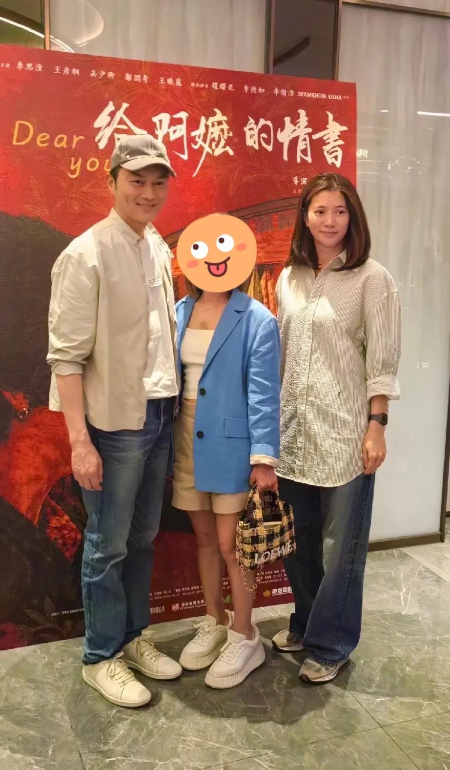 近日有网友在香港中环电影院偶遇袁咏仪和张智霖夫妇。照片里，55岁的张智霖休闲