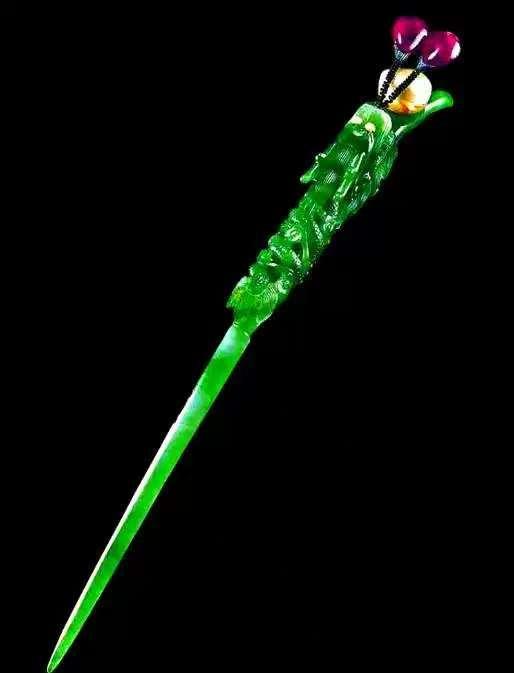 一次，慈禧太后在天津检阅袁世凯的军队时，头上一支宝石簪子掉到了地上。掉簪乃不祥之