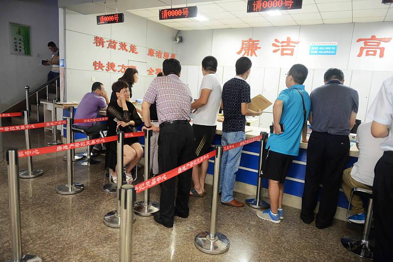 8·28新政落地当天，合肥不少二手房业主连夜挂出房源，甚至有人直接把挂牌价往下调