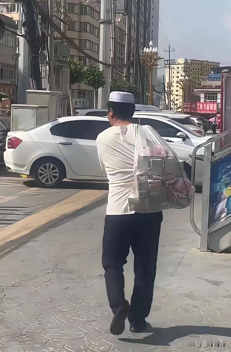 街上，大哥用透明塑料袋背钱，迈出六亲不认的步伐，平安二字千金，他咋这么胆大呢？