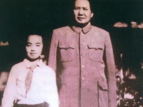 1952年的儿童节，左权将军遗孤，12岁的左太北随北京八一小学学生代表给毛主席献