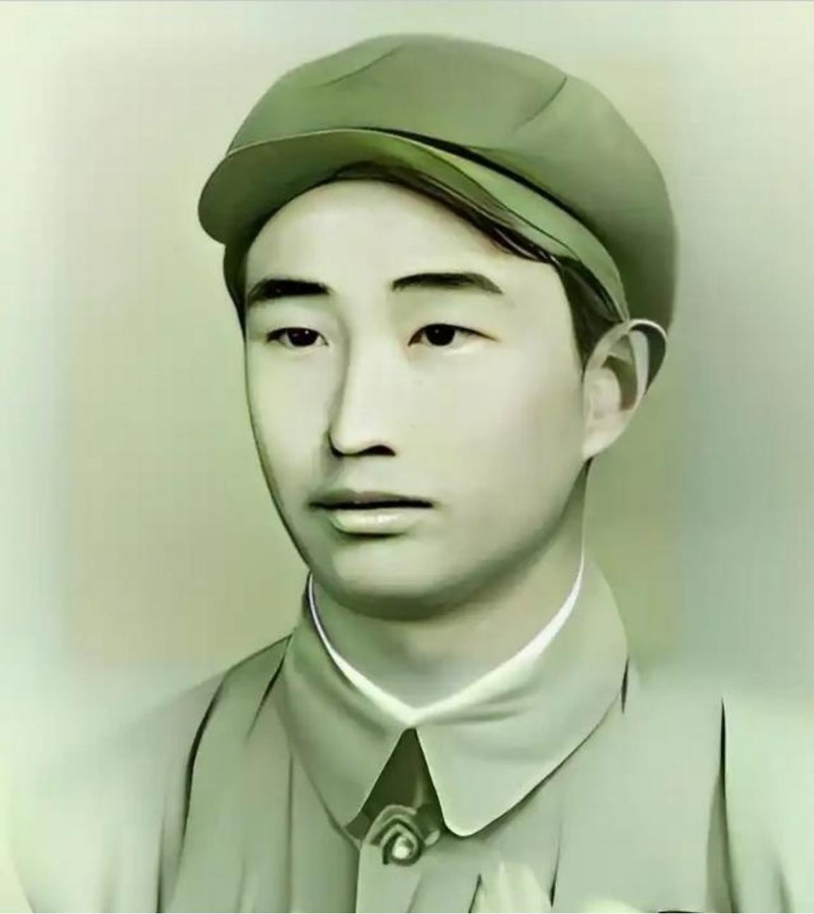 1943年，日军空袭时，18岁战士宋岭春仰面躲在草丛里，看飞行员探头出来，当敌机