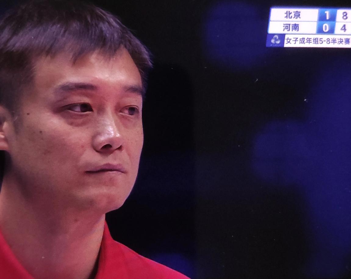 焦帅教练有些茫然不知所措...河南对阵北京，第二局比赛开局又是北京女排大比分