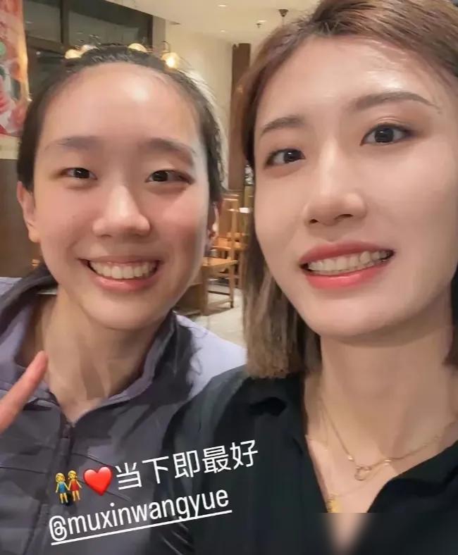 刚从土耳其拿了冠军，王媛媛扭头就去找被国家队刷下的师妹万梓玥。没说一句安慰，一个