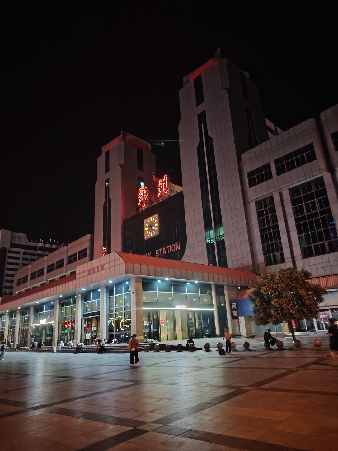 凌晨四点多的郑州火车站侯车室，疲惫的人们随意的睡在大厅地板砖上，我真的孤陋寡闻，