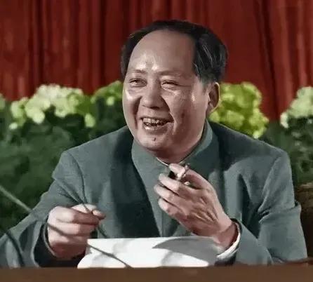 1957年，毛主席在《诗刊》发表了《关于诗的一封信》。不久，北京大学一位学生给毛