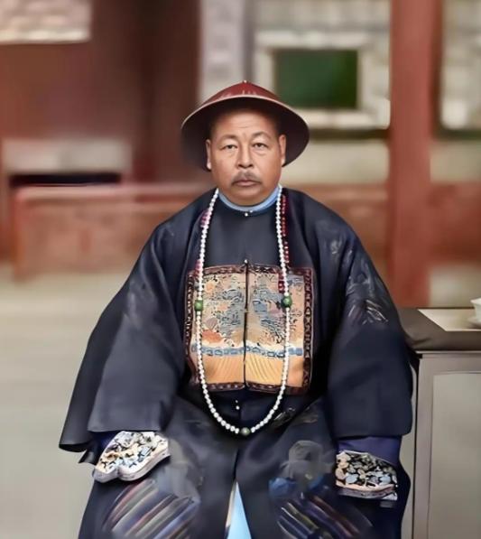 1875年，李鸿章说：“国土这么大，新疆就不要了！”左宗棠拍着桌子道：“166万