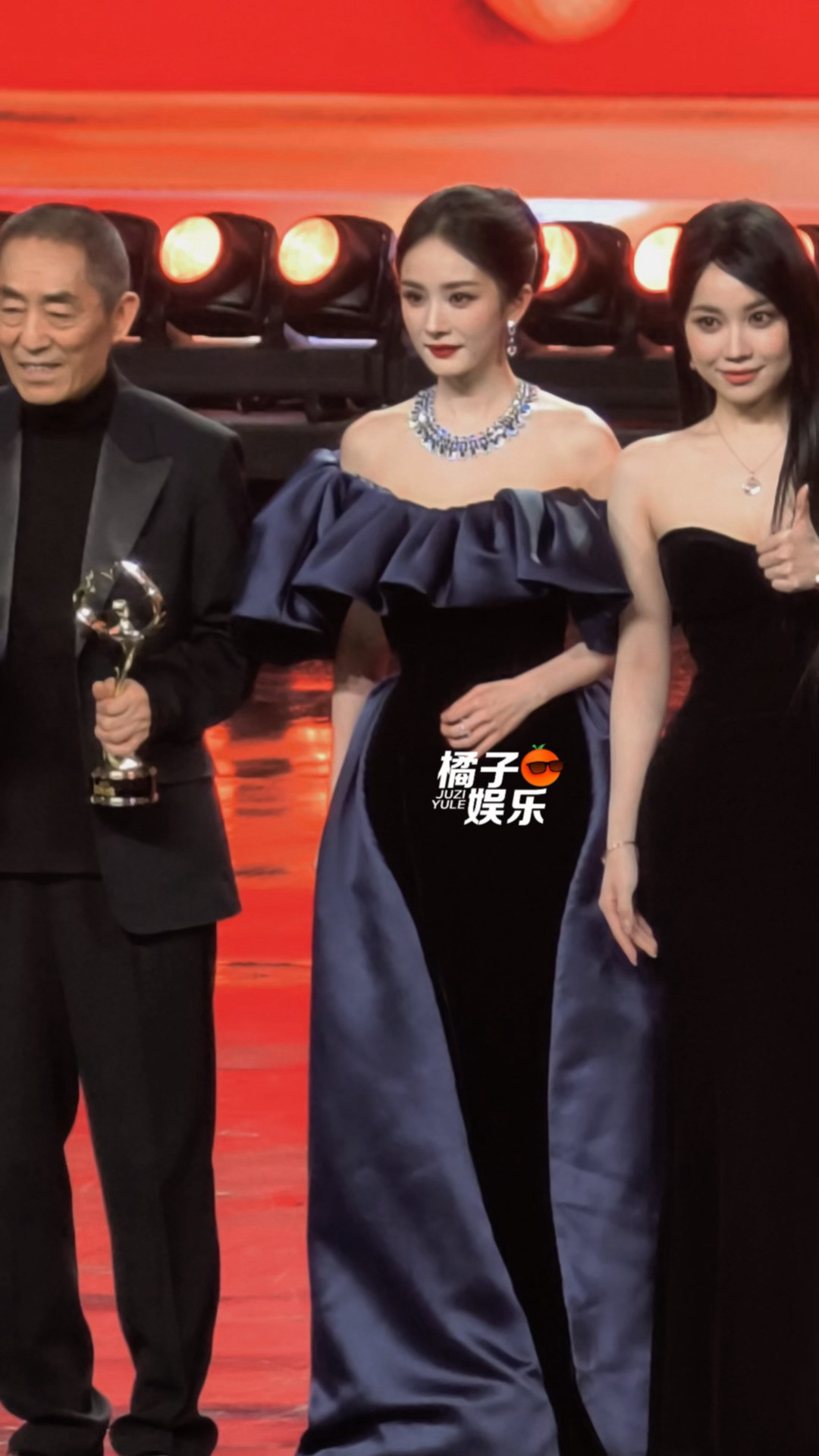 比珠宝更闪耀都是杨幂的美貌💎比珠宝更闪耀的是杨幂的美貌微博之夜内场