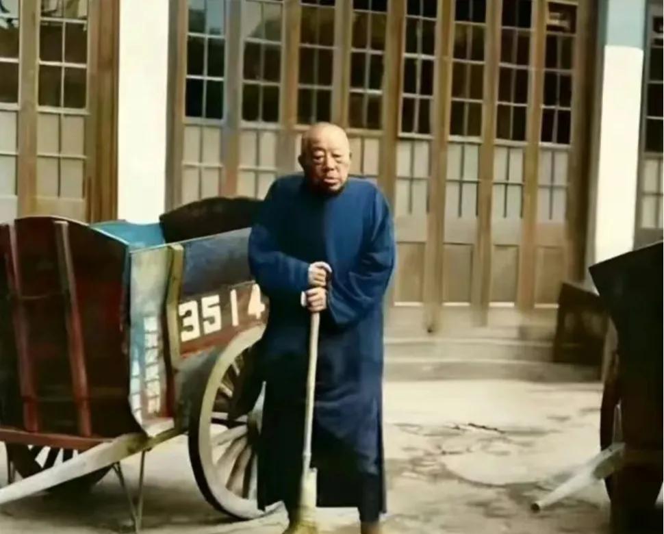 1950年初，相关部门正在做寓居香港的杜月笙的工作，劝他返回大陆。据说工作已经做