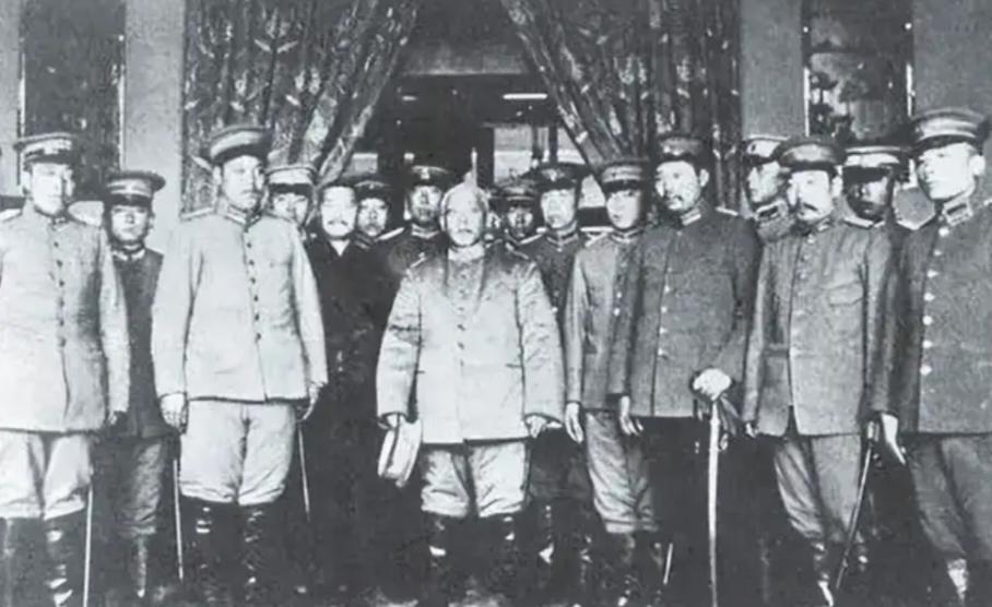 北洋军阀混战时期，大炮打了半天，双方伤亡为何却极低？1917年，张勋带着他的