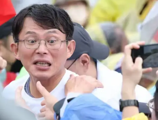 民进党近来又对黄国昌心生怨恨。由于民进党在“立院”提出的国会修正法案，在进入二读