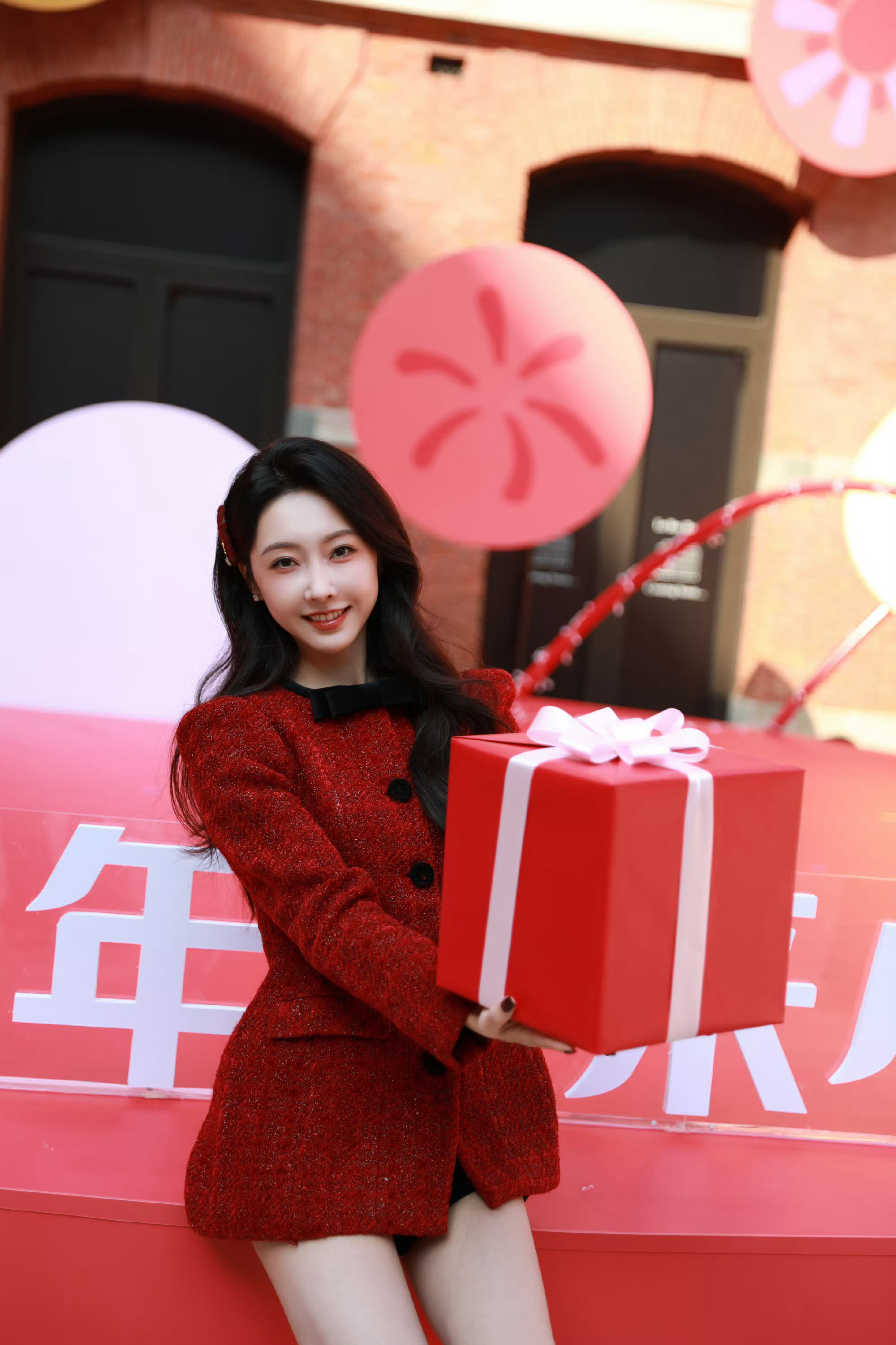 红色的宣璐，看着可可爱爱的宣璐，实际也是很可爱！