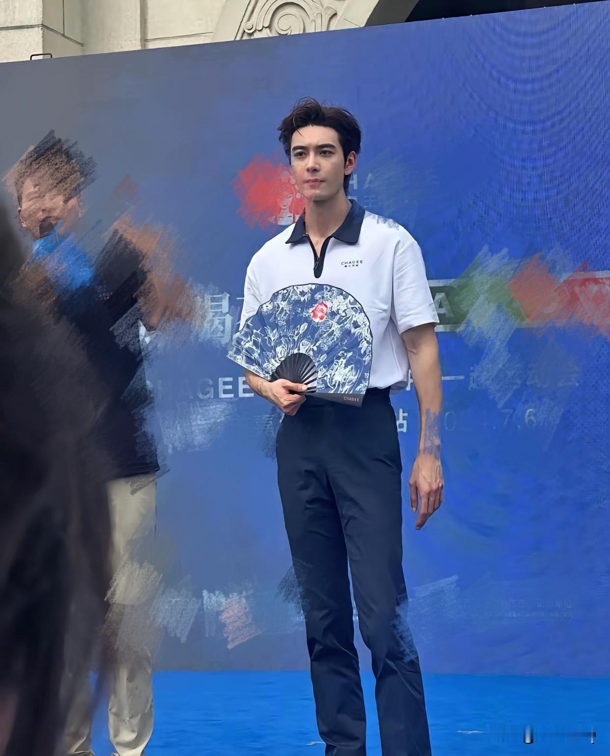 陈星旭活动生图，五官好立体好帅，腿好长好细，腰竟然也细的不得了。