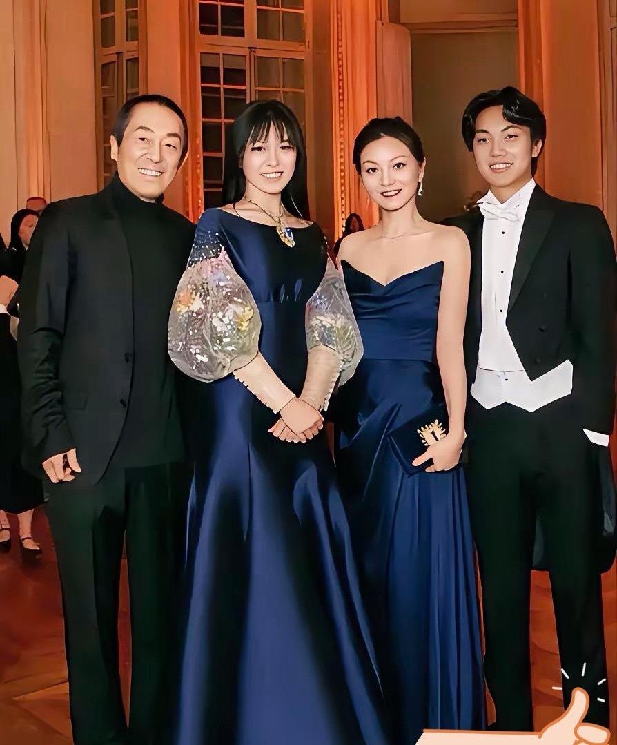 张艺谋二儿子耶鲁毕业，一家子也太厉害了张艺谋家的全家福曝光，看完四个孩子的履