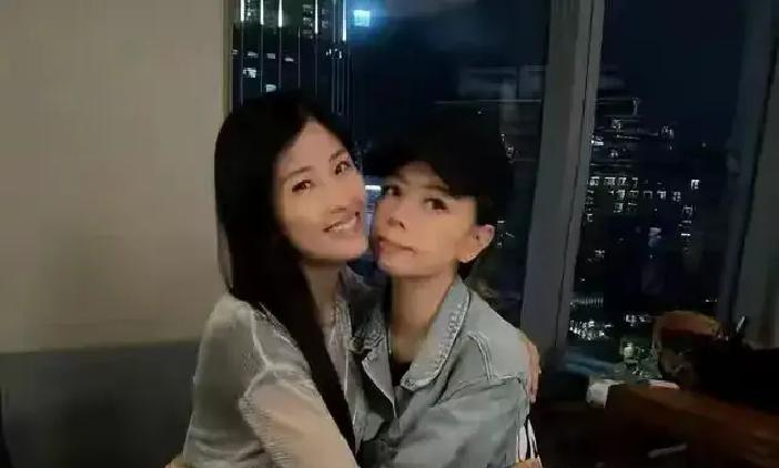 出轨把自己搞臭，竟是给女方留了最后一层体面！梁荣忠当年背着交往八年的钟丽淇，和港姐朱慧敏在车里缠绵一