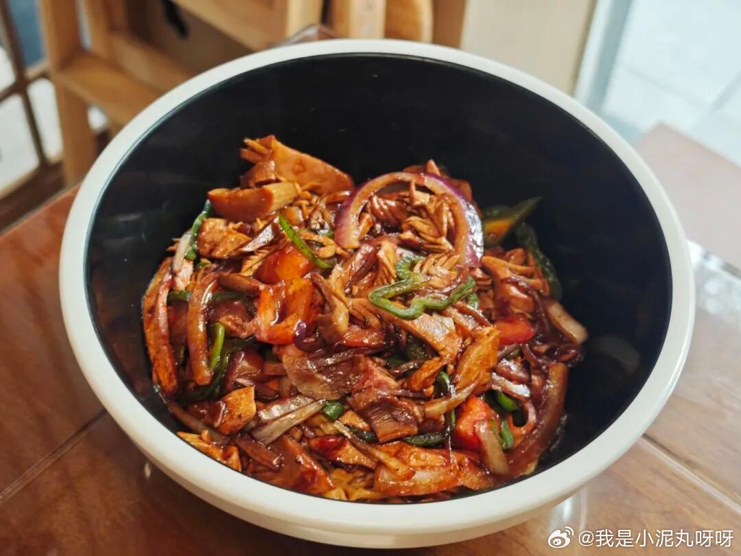 莲都藏了家“锅气王者”面店每碗都要猛火快炒筋道到裹满每一滴酱汁在莲都的街巷中，有