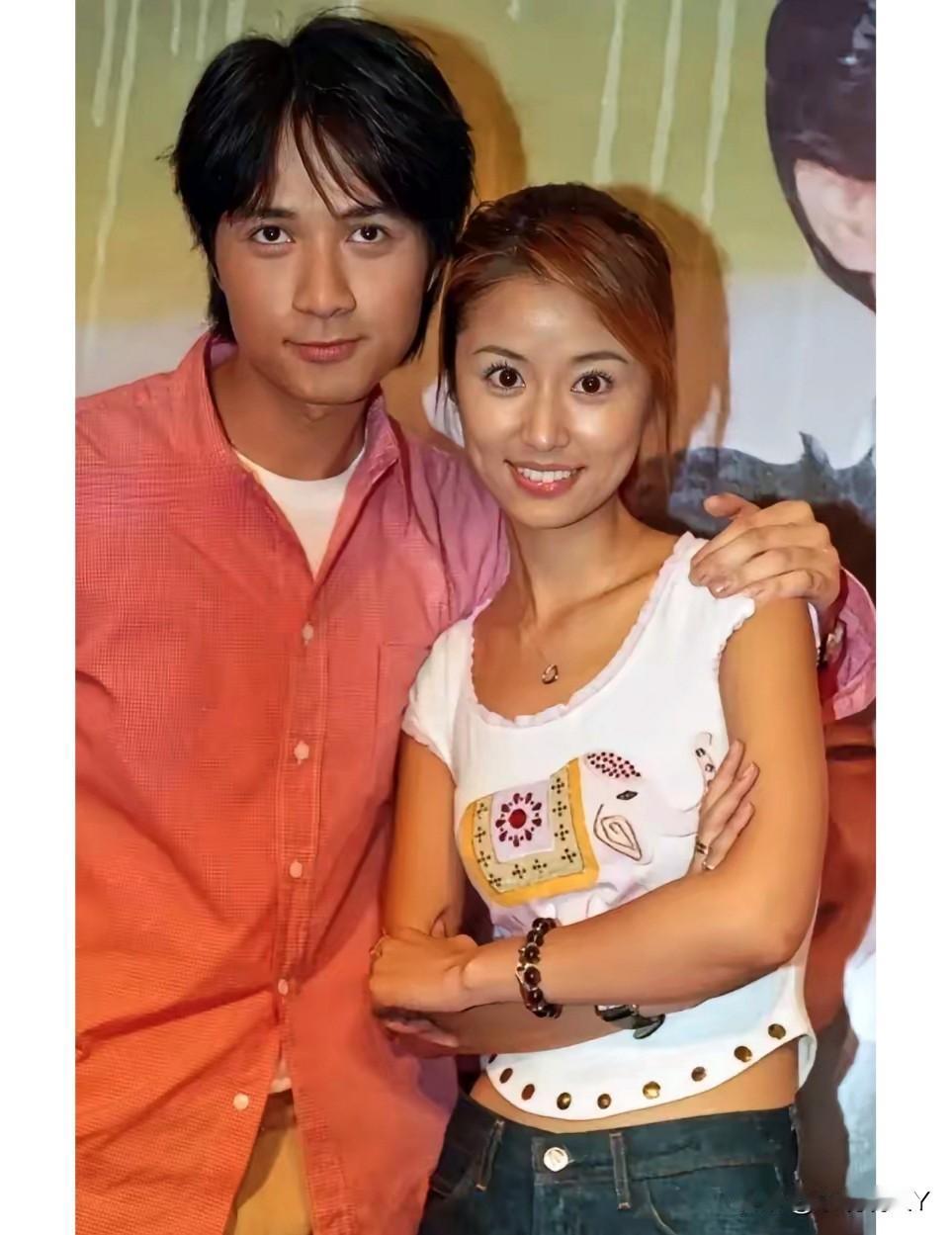 这是2001年古巨基和林心如的合影，当时古巨基29岁，阳光帅气。林心如25岁，美